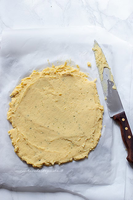 stendere il composto - Ricetta Panelle - Ricetta di Tavolartegusto