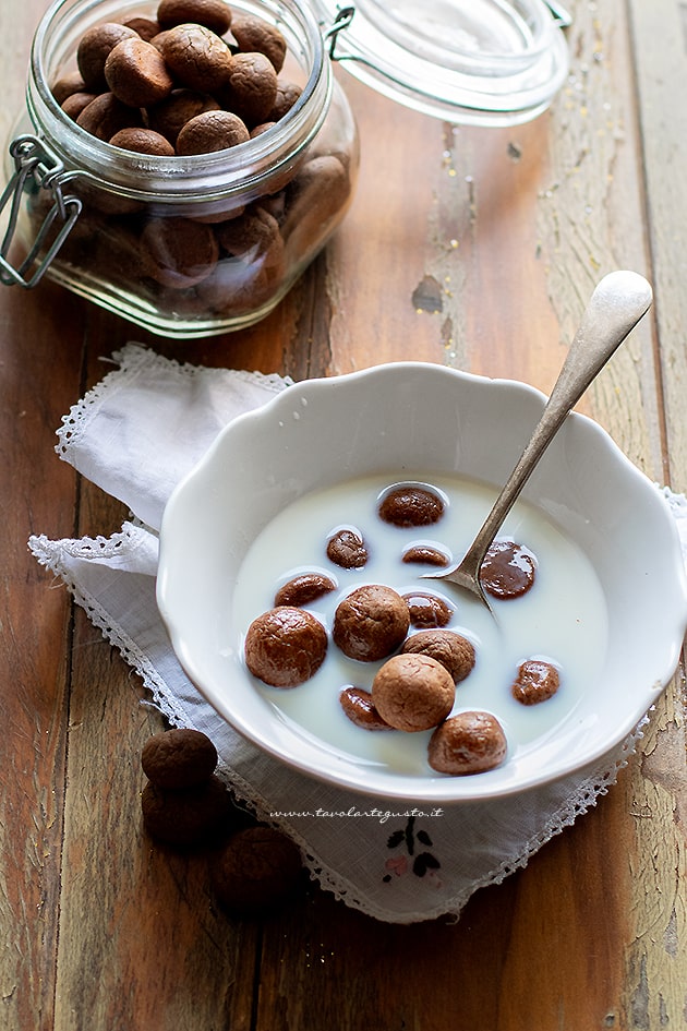 tuffare nel latte i mini cookies