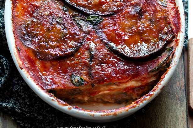 Parmigiana di Melanzane - Melanzane alla parmigiana - Ricetta Parmigiana - Ricetta di Tavolartegusto