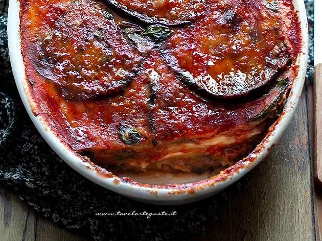 Parmigiana di Melanzane - Melanzane alla parmigiana - Ricetta Parmigiana - Ricetta di Tavolartegusto