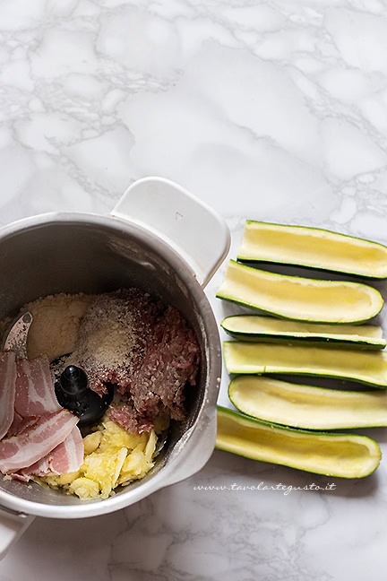 svuotare le zucchine e preparare il ripieno - Ricetta zucchine ripiene