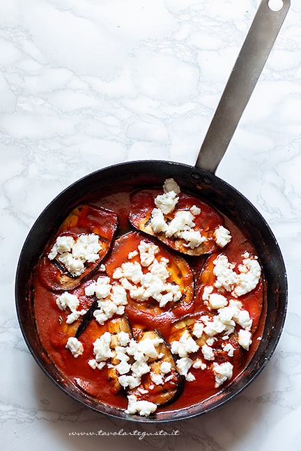 Aggiungere la mozzarella - Ricetta melanzane alla pizzaiola