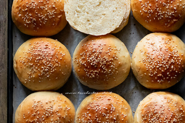 Panini per hamburger - Burger buns - Ricetta Panini per hamburger - Ricetta di Tavolartegusto