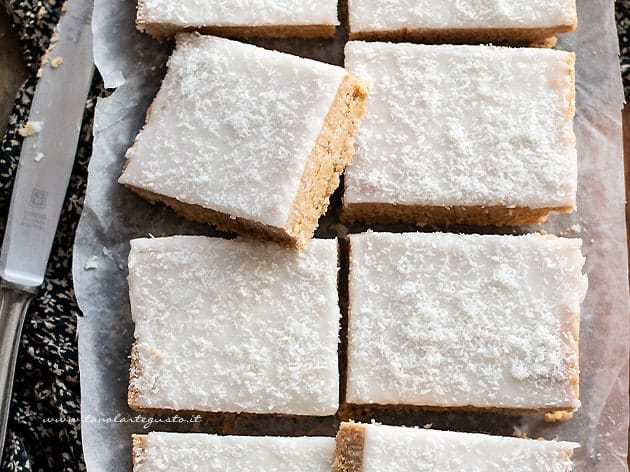 Quadrotti al limone e cocco - Ricetta Quadrotti al limone