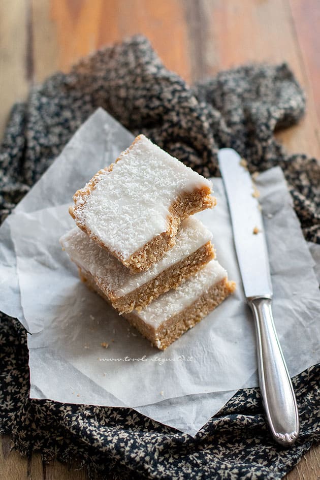 Quadrotti al limone e cocco freddi e senza cottura - Ricetta di Tavolartegusto