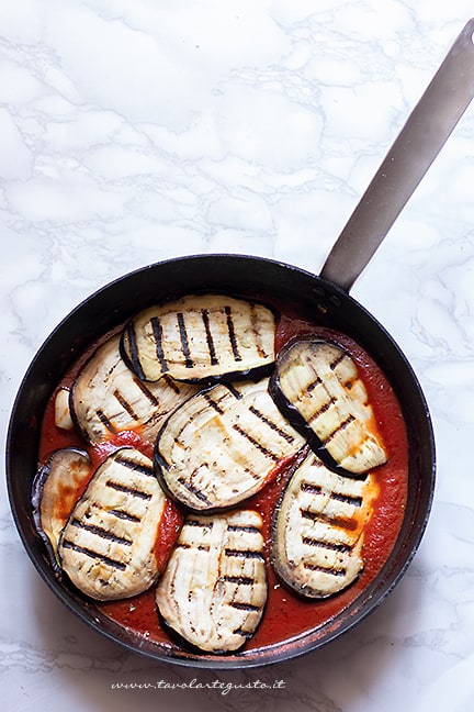 aggiungere le melanzane al sugo - Melanzane alla pizzaiola