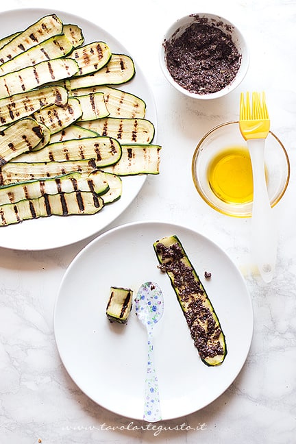 farcire gli spiedini di zucchine