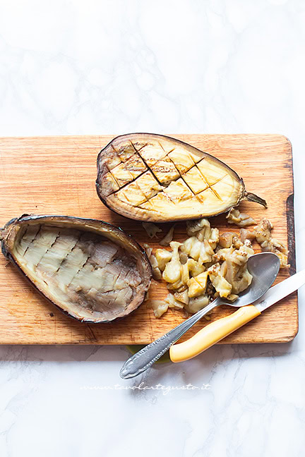 svuotare le melanzane - Ricetta Melanzane ripiene