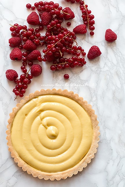 Farcire la crostata con la crema pasticcera e i frutti di bosco - Ricetta Crostata ai frutti di bosco