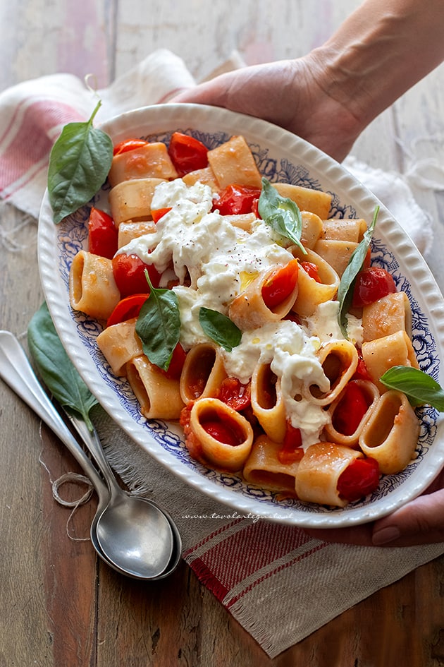 Pasta con burrata - Pasta con stracciatella di burrata e pomodorini-