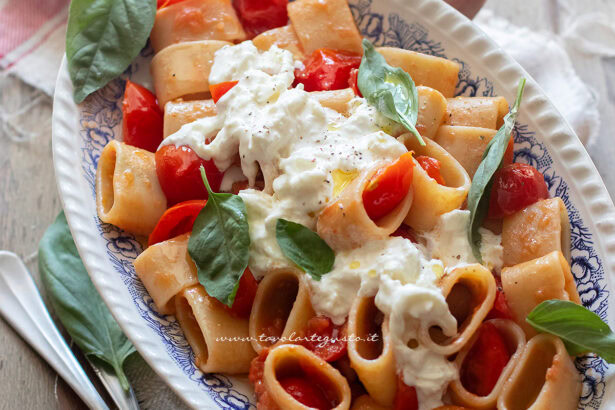 Pasta con burrata - Pasta con stracciatella di burrata e pomodorini