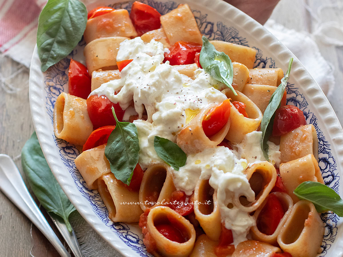 Pasta con burrata - Pasta con stracciatella di burrata e pomodorini