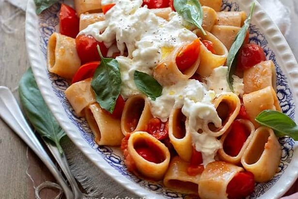 Pasta con burrata - Pasta con stracciatella di burrata e pomodorini - Ricetta di Tavolartegusto