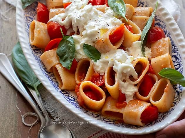 Pasta con burrata - Pasta con stracciatella di burrata e pomodorini