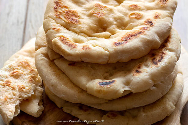 Pita (Pane Pita) - Ricetta Pita greca - Ricetta di Tavolartegusto