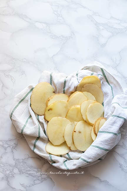 Tagliare le patate sottili - Ricetta Patate grigliate