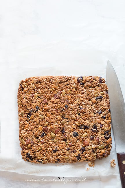 affettare - Ricetta Barrette energetiche ai cereali fatte in casa - Ricetta di Tavolartegusto