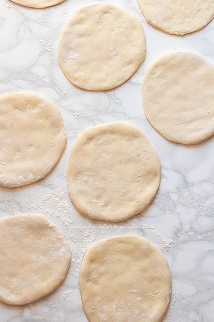 dischi lievitati pronti da cuocere - Ricetta Pita