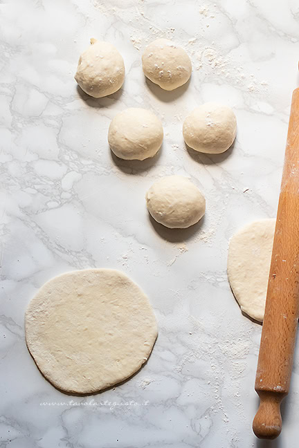 dividere i panetti e stendere in dischi - Ricetta Pita