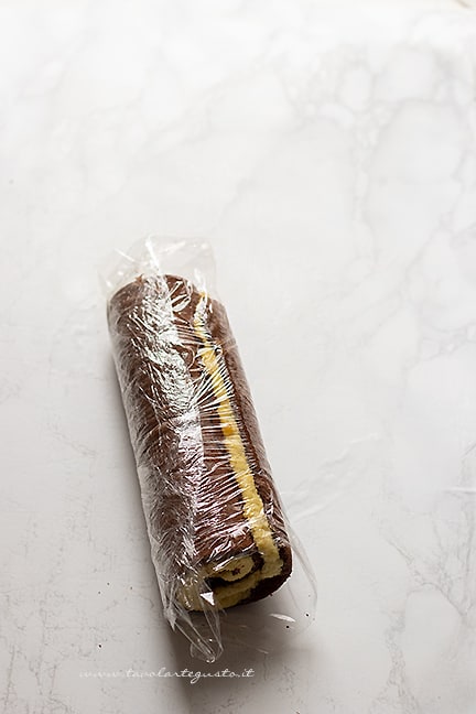 Arrotolare e formare le girelle alla nutella