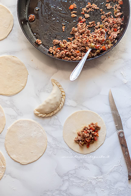 come richiudere le empanadas 1