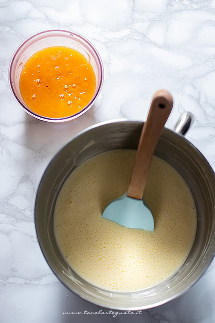 aggiungere la polpa di cachi - Ricetta Torta di cachi