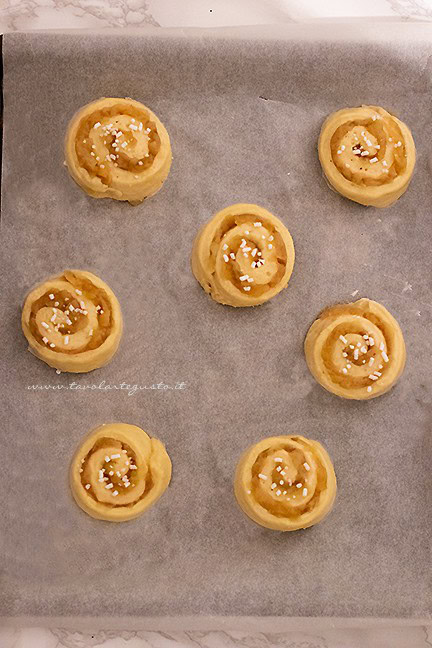 brioche di mele pronte da infornare