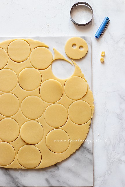 Ecco una ricetta semplice per preparare dei deliziosi biscotti per  festeggiare Halloween con i bambini - InfoCilento