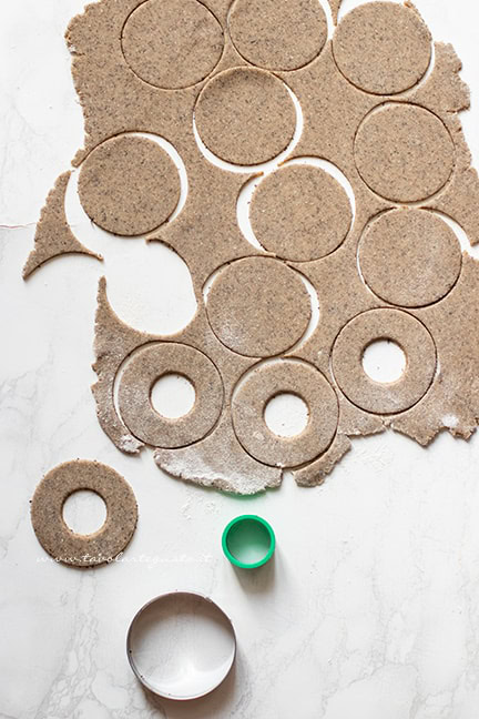 intagliare i biscotti al grano saraceno