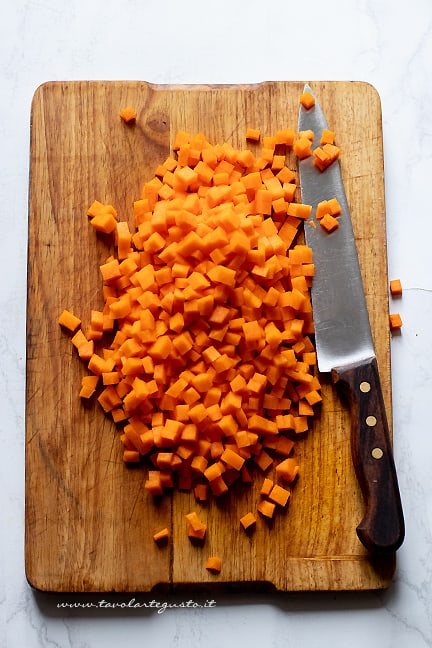 tagliare a dadini la zucca - Pasta con la zucca