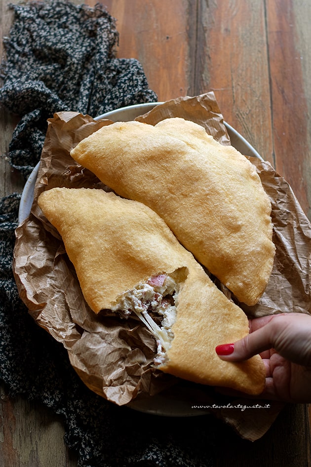 Pizza fritta: la Ricetta originale napoletana passo passo