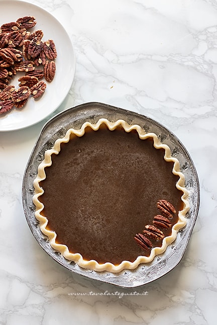 aggiungere le noci - Ricetta Pecan pie