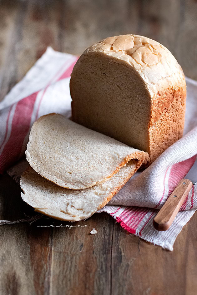 Pane con macchina del pane-