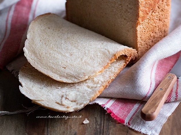 Pane con macchina del pane