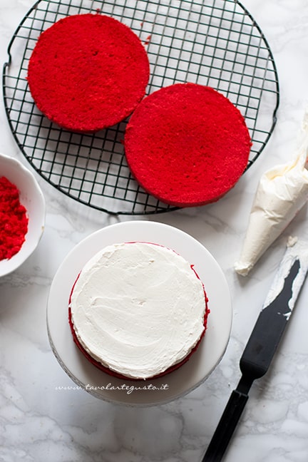 Torta red velvet farcita con crema - Ricetta di Tavolartegusto