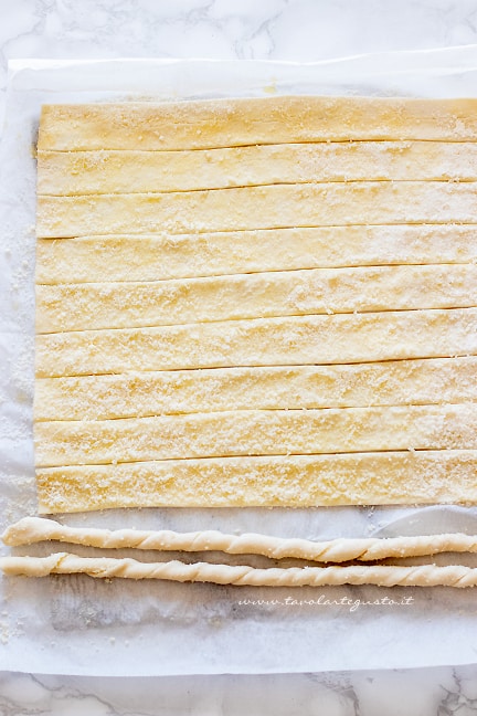come fare i torciglioni di pasta sfoglia - Ricetta di Tavolartegusto