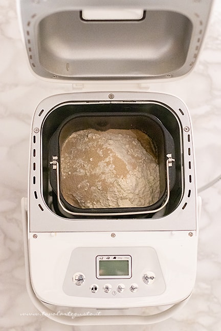 inserire gli ingredienti nella macchina del pane