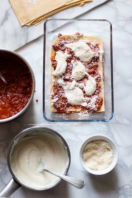aggiungere il ragù e la besciamella sulle sfoglie - Ricetta lasagne alla bolognese