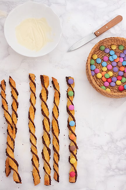 decorare i torciglioni alla nutella con smarties