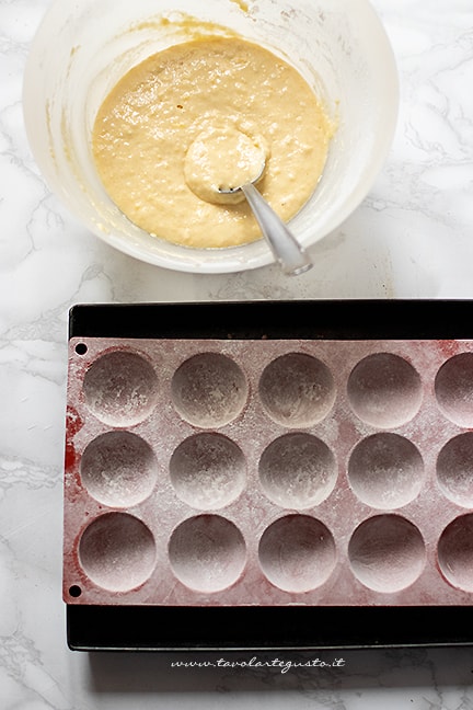 inserire la pastella negli stampini - Ricetta frittelle al forno