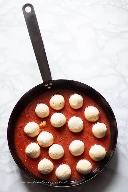 polpette di ricotta al sugo