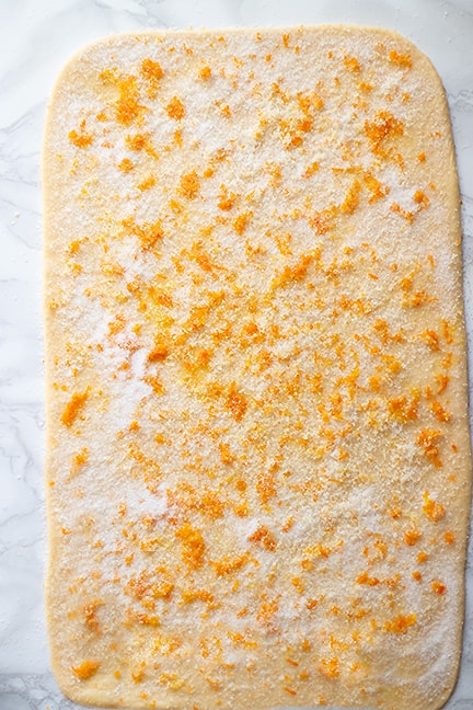 stendere l'impasto e farcire con zucchero e buccia d'arancia - arancini di carnevale - Ricetta di Tavolartegusto
