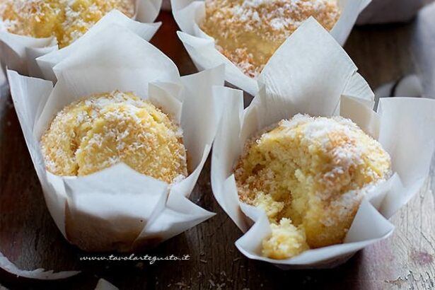 Muffin al cocco - Ricetta di Tavolartegusto