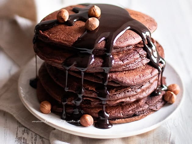 Pancake al cioccolato (soffici e golosissimi) la Ricetta veloce!