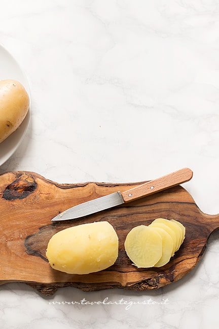 affettare le patate per le sfogliatine di patate