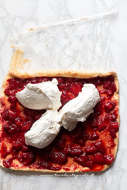 aggiungere la crema al mascarpone al rotolo alle fragole