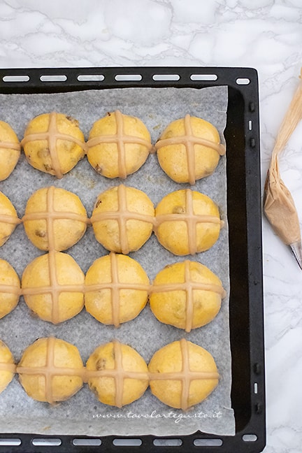 come realizzare la croce sopra gli hot cross buns