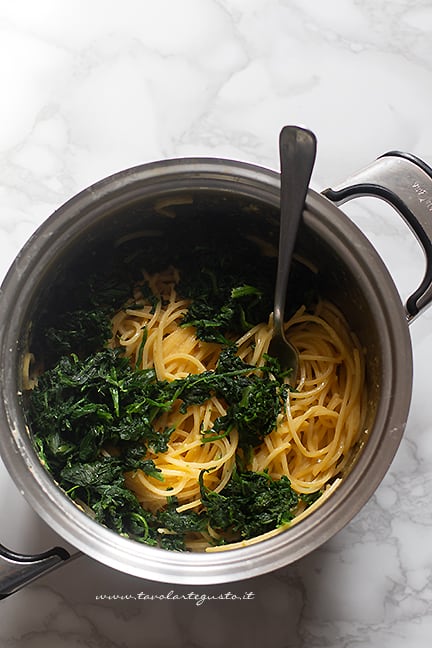 mescolare gli spaghetti con gli spinaci- Ricetta Frittata di pasta e verdure - Ricetta di Tavolartegusto