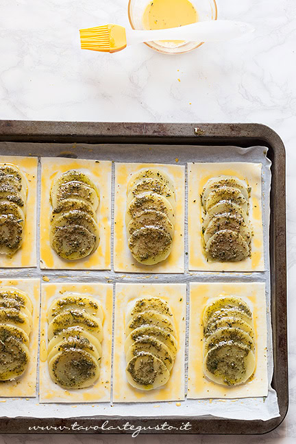 pennellere con tuorlo le sfogliatine di patate