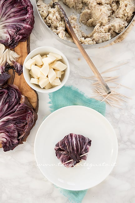 richiudere gli involtini di radicchio